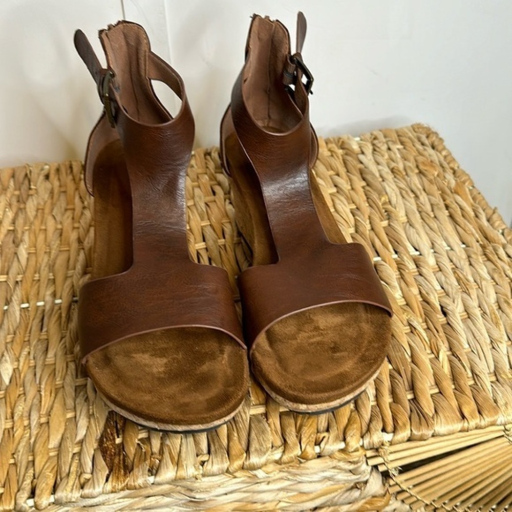 Pierre Dumas brown sandals size‎ 9